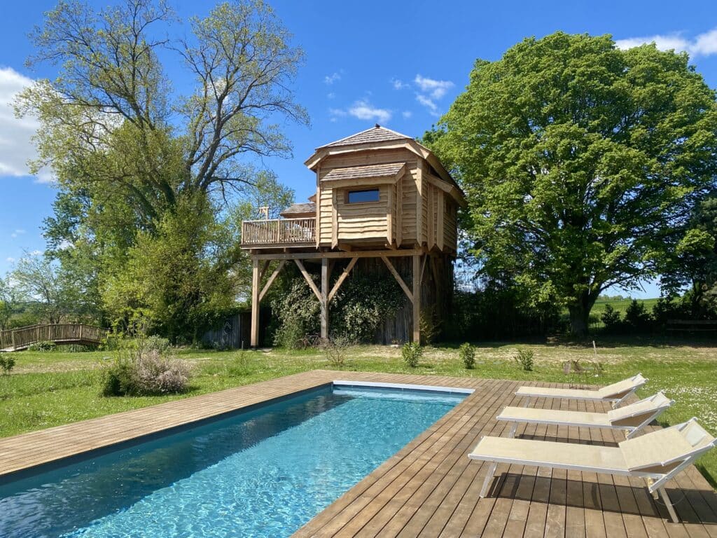 Vue de la cabane perchée proche de Toulouse depuis la piscine