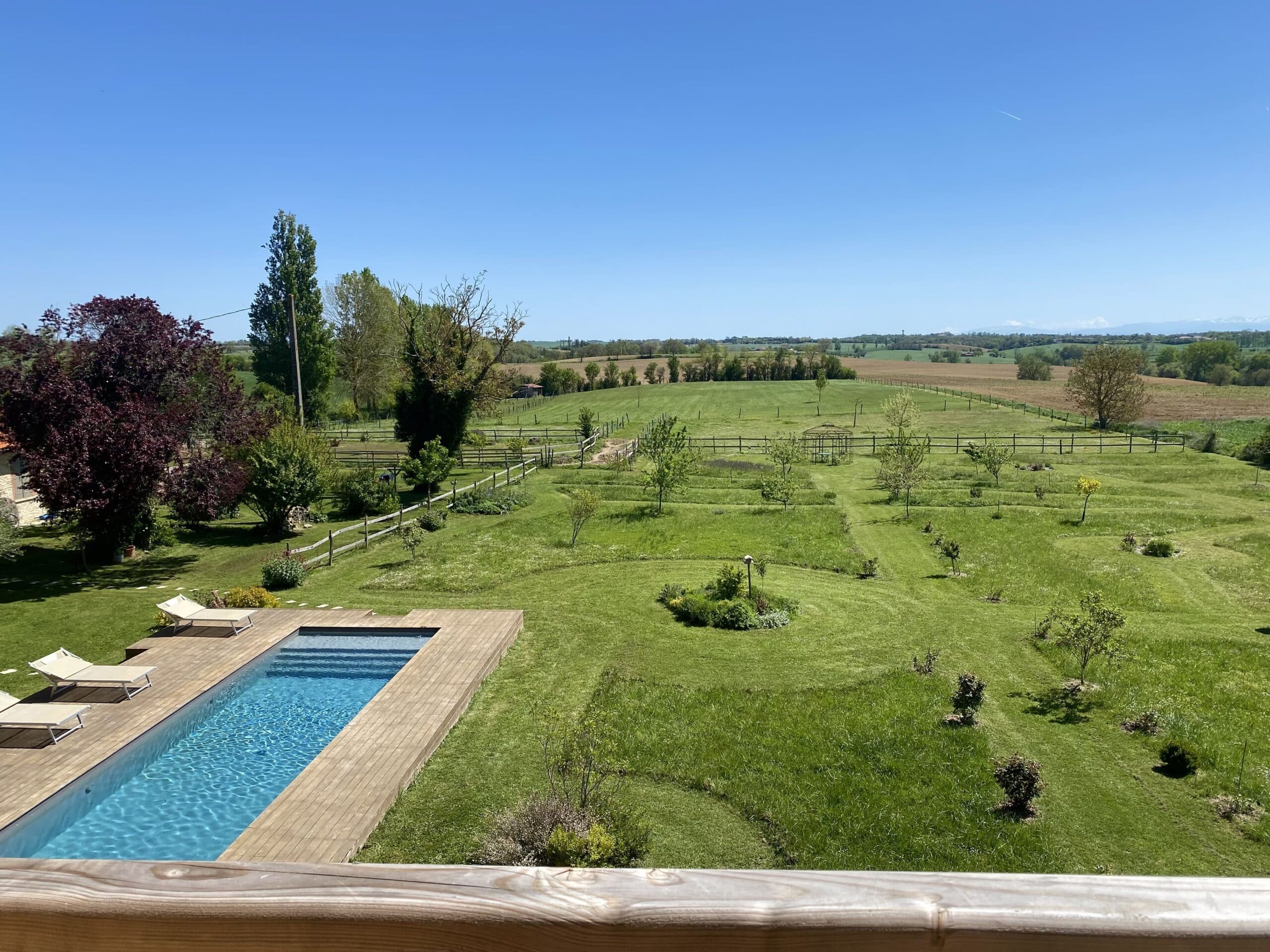 Vue terrasse piscine et kioske
